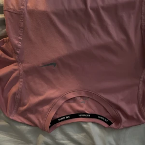 Nike sport tröja❤️ - !!Vet inte varför bilderna blev uppochner ner men aja!! Säljer en jätte fin sport tröja som sitter tajt. Frakt ingår i priset 