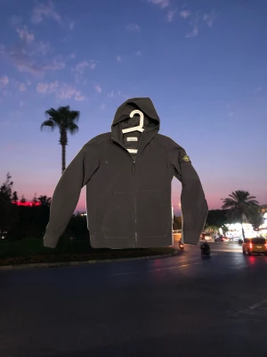 Stone island soft Shell jacka - Skit snygg stone island jacka som är i juniorstrl. Passar bäst folk under 170. Mått och liknande kan skickas vid begärning privat. Orginal pris 3200kr mitt pris är 1500kr, men tar oxå bud.😄