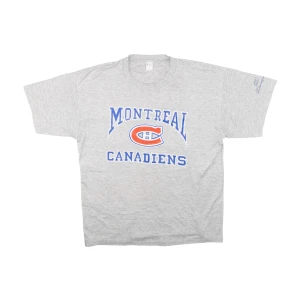 VINTAGE CHAMPION T-SHIRT - XL - Vintage champion t-shirt i storlek XL. Storlekarna är inte helt pålitliga då det är vintage så vi rekommenderar att tänka att plagget är en storlek mindre. Skriv för fler bilder/info! 