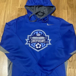 Nike fotbolls hoodie  - Säljer en mycket fint sparsamt använd vintage fotbolls tröja, som du ändast kunde få tag på om du var med på National championship series i Amerika 🇺🇸.  Hör av er om ni har några frågor eller annat jag kan hjälpa till med😊 Pris kan diskuteras.