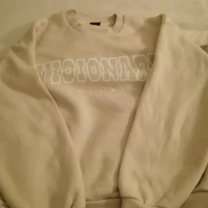 Gina tricot tröja - Den är ungefär 6 månader gammal, har bara använt den 1 gång för bäscht passar inte min hudton. 