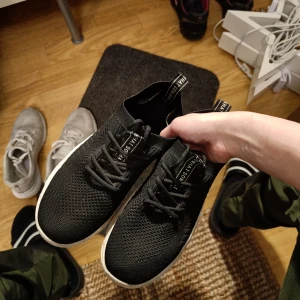 Skor, sneakers  - Fina svarta sneakers, använda men välskötta 