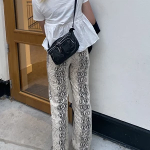 Jeans från zara - Skit coola ormskinnsjeans i stl 36 som tyvärr har blivit försmå för mig ⭐️använd fåtal gånger utan defekter! Jättelånga i benen och perfekta för mig som är 173! 😍