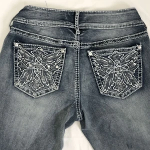 lågmidjade jeans - säljer fler jeans & använd köp nu! midja:79 innerben:81 jag är 169 och w28 som referens😽Supersnygga fickor som liknar miss me