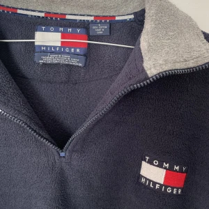 Tommy Hilfiger fleece  - Fleece i storlek L. Fint skick förutom att dragkedjan är trasig, de första bilden. Därav det billiga priset. Varm och skön! 