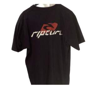 Cool T-shirt från märket ripcurl. Knappt använd