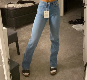 Djerf avenue jeans TALL - Säljer mina superfina jeans från Djerf Avenue. ”Straight jeans mid blue”. Fint skick! Strl W24 TALL 🦋 Köpta för 1299kr + frakt