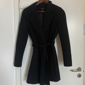 Svart kappa - Superfin mellanlång kappa från vero moda som ej kommer till användning 🤎