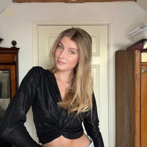 Festtopp - Svart ”glittrig” topp från bikbok