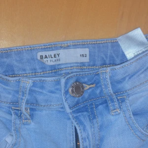 Ljusblåa utsvängda byxor med slits - Byxorna är ljusblåa och hela. Det är inte använda så mycket och är från Cubus. De kostar 75kr. 