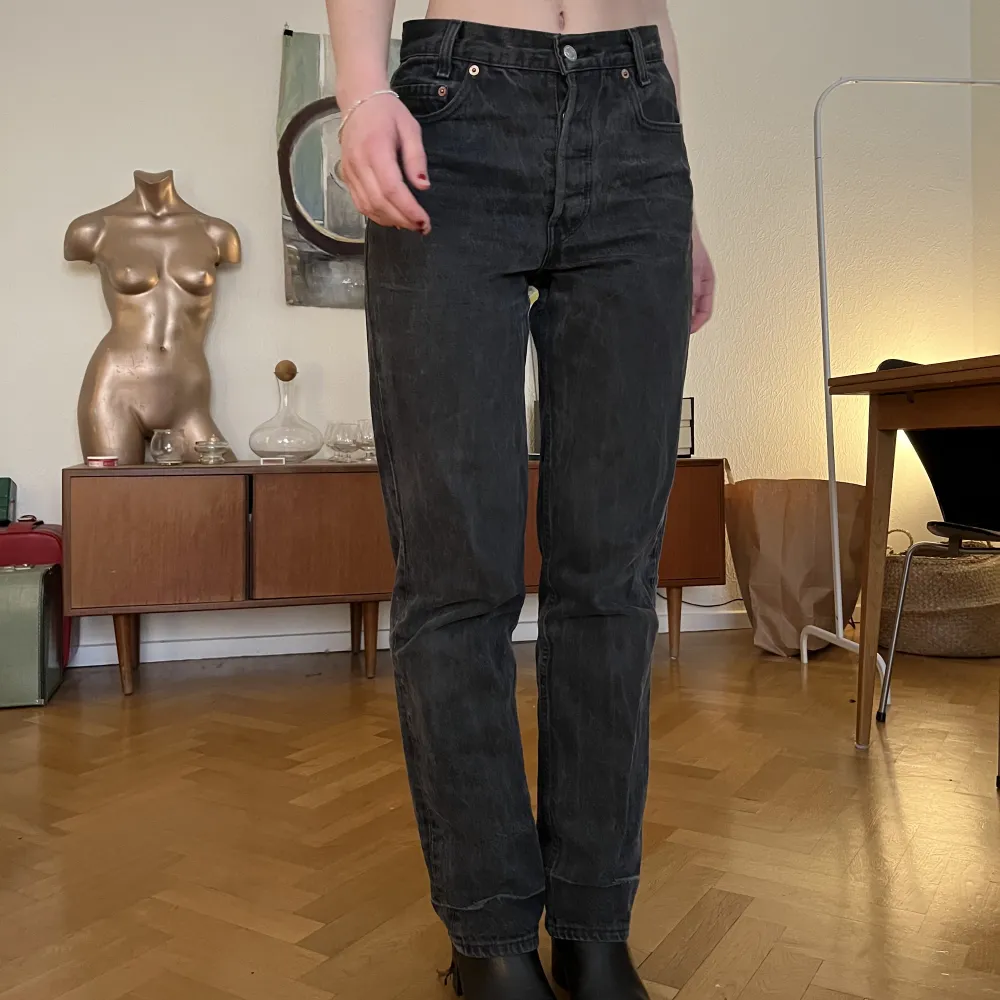 Ett par svarta/mörkgrå jeans från Levi’s i en urtvättad finish. Rejäla i tygen och i använd skick vilket vara för dem mer vintage. Har varit ett par favoriter länge! . Jeans & Byxor.
