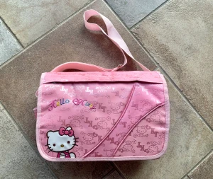 Kawaii Sanrio Hellokitty väska - Supersöt rosa Hellokitty väska. Helt oanvänd, endast lite smutsig men syns knappast(kan skicka bild).  32cm bred 20cm djup och jätte rymlig.  Passar bra till vem som helst som gillar hello Kitty och rosa saker 💗