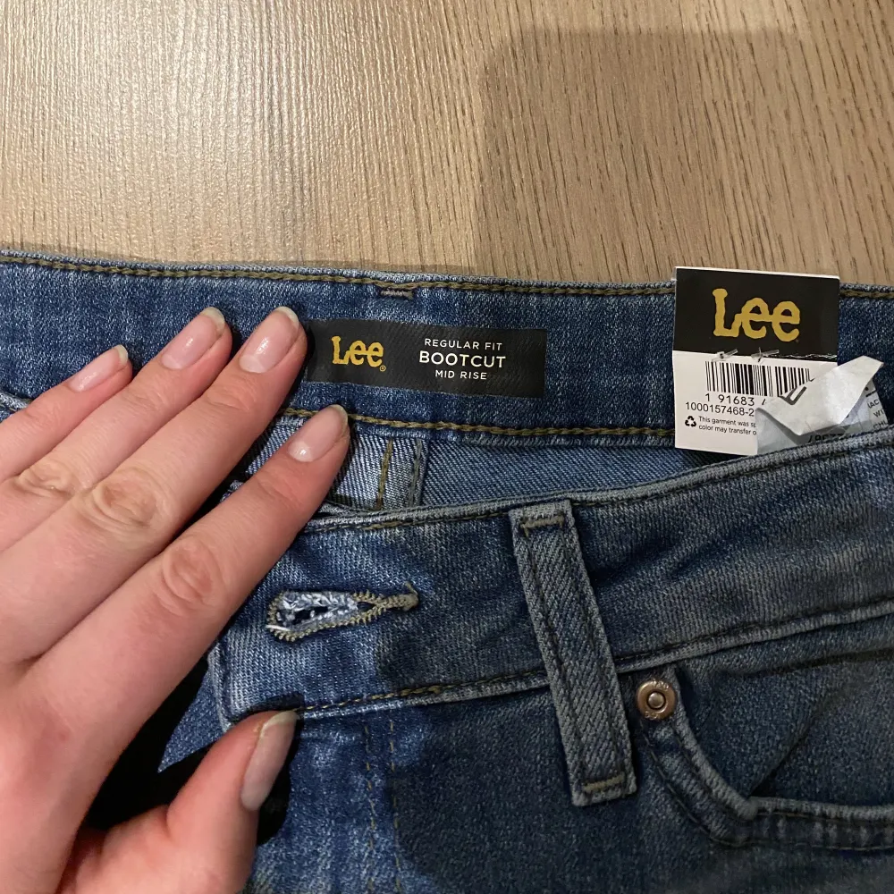 Helt oanvända lågmidjade bootcuts från Lee. Inköpta i USA så storlekarna motsvarar typ L32/w27-28.  Aldrig använda och känner inte behovet av att ha kvar dem eftersom jag har 2 par likadana. Står midwaisted men är mer lowwaisted.  Köparen står för frakt❤️🤗. Jeans & Byxor.