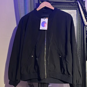 Säljer en Monkl Jacka - Fick Jackan men hade redan en lika Dan hemma och behöver inte två. 