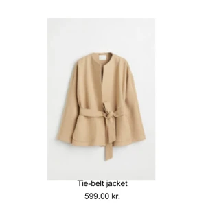 Snygg kort kappa - Säljer den på grund av att den aldrig kom till användning och jackan är så sjukt fin så den är synd att det inte används.❤️