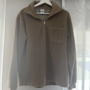 Fleecetröja med halv dragkedja från Zara, storlek S - Säljer min half zip tröja från Zara då den inte kommer till användning. Väldigt skönt material och bra skick, ej använd särskilt mycket. Passar S/M.