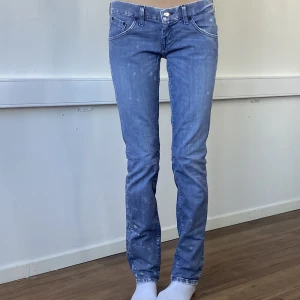 Lågmidjade jeans - Blåa lågmidjade lee jeans + frakt