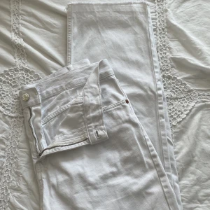 Jeans - Vita jeans från zara, står ingen storlek men jag är storlek 40 OBS gylfen är lite trasig längst ner, ska försöka laga det ifall någon är intresserad av att köpa💗