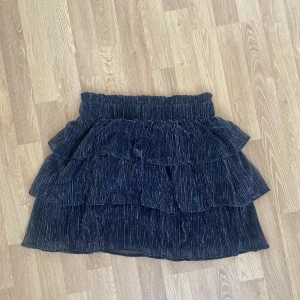 Glittrig kjol - Glittrig kjol från Only i storlek M. Använd en gång.