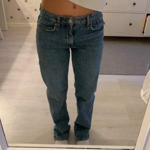 Mid waist straight jeans från zara, använda fåtals gånger. Storlek 36. (Köpte dem här på plick). Pris går att diskutera!