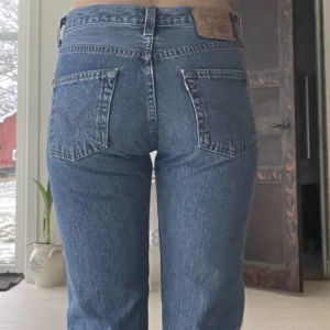 Mörkblåa 501 Levis  - Äldre model 501 I mörkblå tvätt, W 28 L 32, jag är 174 cm. Bättre och fler bilder finns.
