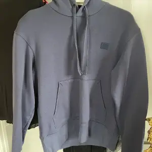 Supersnygg acne hoodie i en mörkblå färg. Liten svag fläck upp till men syns bara i starkt ljus annars som ny. Använd några gånger. Oversized på mig som vanligtvis är XS. Köptes för 2100kr. Spårbar frakt på 66kr tillkommer