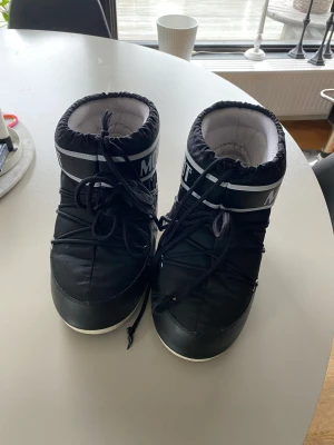 Moon boots  -  Hej! Säljer nu dessa älsklingar då de inte används. De är använda få tal gånger. Inköpt förra vintern. Storlek 37-39. Väldigt sköna och varma skor.  Hör av er för fler frågor  