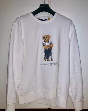 Ralph lauren xl - Helt oanvänd ny Ralph lauren i st xl. Köpt för 2900kr. Säljer på grund av att 30dagars ångerrätt precis gått ut.   Frakt: 49kr Postnord sårbart paket