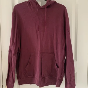 Hoodie - Vinröd hoodie i storlek s. Frakt tillkommer