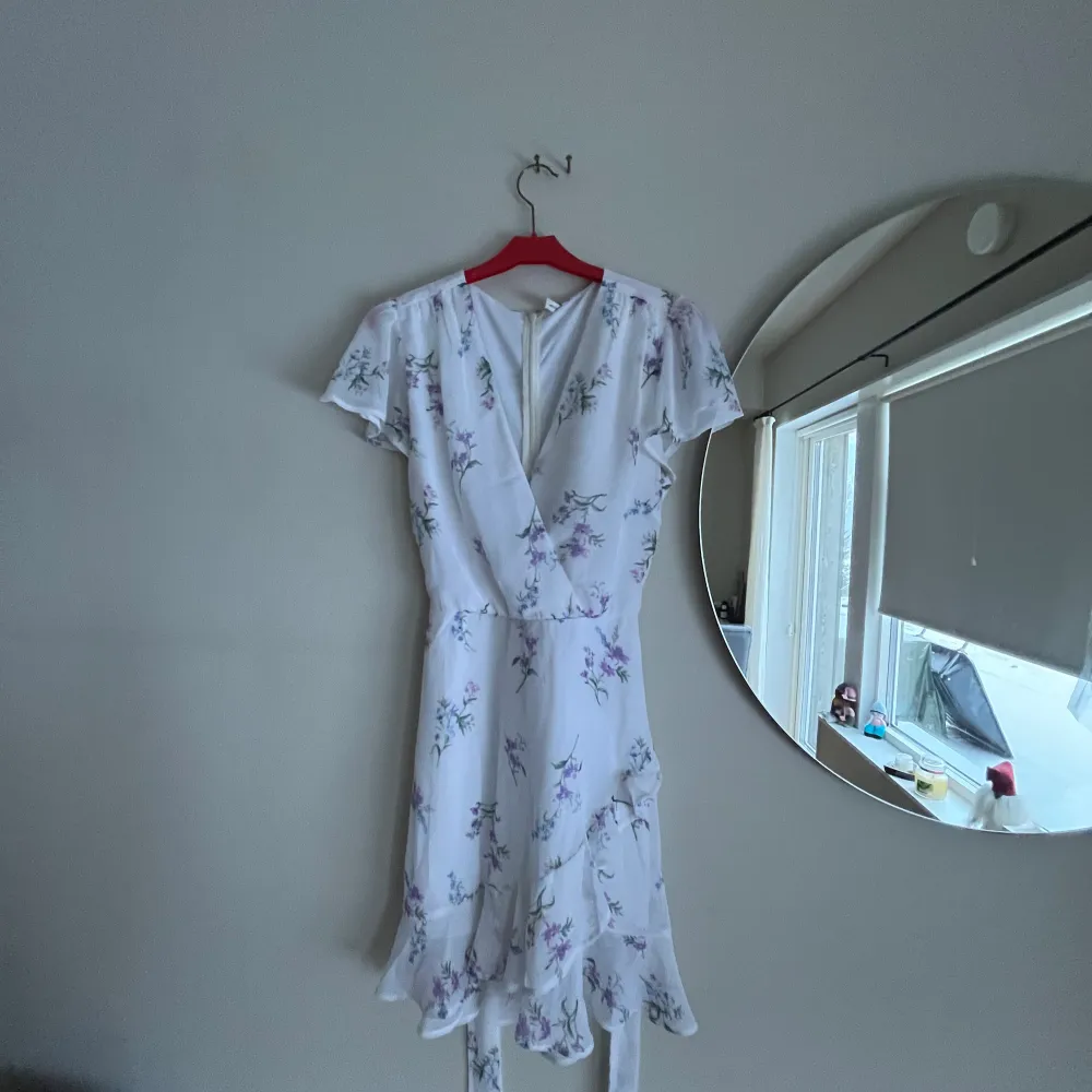 Säljer säjer denna sueprfina klänning från NA-KD med knytning i sidan, perfekt till studenten eller skolavslutningen ☀️🎉💐✨köparen står för frakten 😊. Klänningar.