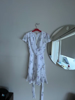 Klänning  - Säljer säjer denna sueprfina klänning från NA-KD med knytning i sidan, perfekt till studenten eller skolavslutningen ☀️🎉💐✨köparen står för frakten 😊