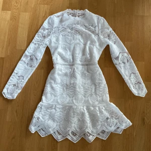 Vit klänning  - Säljer en vit oanvänd spetsklänning som passar bra till studenten✨150 kr + frakt✨