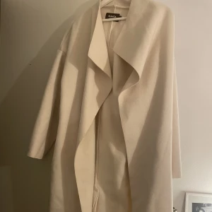 Vit kappa  - Knappt använd kappa från Bianca x Nelly