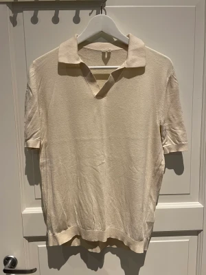 Piké  - Väldigt fin piké från arket. Nästintill ny. Nypris 549.