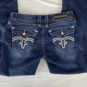 Rock revival jeans  - Snyggaste Rock Revival jeansen!! Modell/fit: ”Elena Straight”, lågmidjade. Size 29, uppskattar längden till 33+. Uppvikta på bild, min size står i bion. Midja: 41x2 | Innerben: 84. Perfekt skick, inga tecken på användning/deflekter. Köps via Swish/köp nu💋