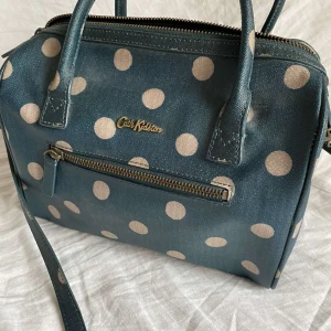 Cath Kidston Väska - Säljer denna fina Cath kidston väska i färgen turkos, Inget speciellt märke, Är i ganska bra skick!