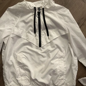 Tränings jacka  - Träningsjacka storlek S passar M. Använd 2 gånger. 