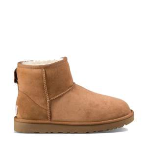 Uggs Mini II Boot i färgen Chestnut och storlek 38, nysckick med lådan kvar utan några tecken på användning Kan både fraktas eller mötas upp! Tveka inte att höra av er vid intresse 😄