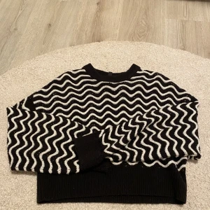 Stickad tröja  - Stickad tröja  🖤🤍