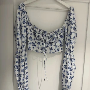 Blus blommor - Säljer denna såå fina blommiga blusen❤️ oanvänd❤️ liknar house of cb