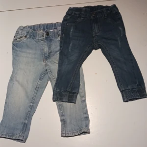 2 jeans barn - 1st ljusa i storlek 80, 1st mörka i storlek 80. Använt skick.