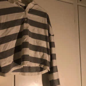 Randig tröja -  🖤En fin randig tröja m krage🤍 Använd några gånger