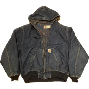 Carharrt denim jacket - Carhartt jacka gjord i USA, blå denim. Insidan i tjockare grön, brunt tyg. I fint vintage skick, endast en fläck längst ner vid zippern.  Mått; Bredd (69), Längd (68), armar(57). 