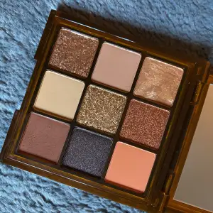 Ännu en palette från Huda Beauty, nämligen deras chocolate brown. Använd fåtal gånger - specifikt 1 färg i hörnet.