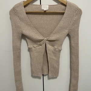 Söt topp med bara en knytning  - Helt oanvänd topp. Kommer inte till användning. Ordinariepris 299 