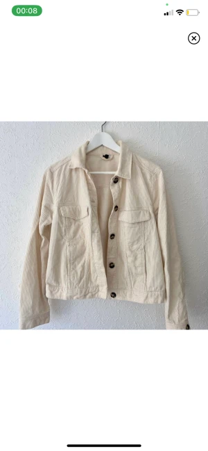 Vår jacka  - Ska flytta 20 mars. Det som inte är sålt tills dess kommer jag skänka bort. Därav det billiga priset. Betalning via swish.