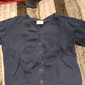 Stickad tröja barn - Mörkblå, stickad tröja i storlek 86, oanvänt skick, barn.