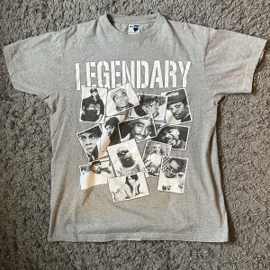 Graphic Tee - Graphic Tee i storlek Large