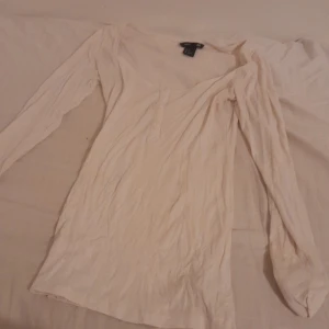 Tröja - Tunn tröjs med knappar vid bröster använt nån gång