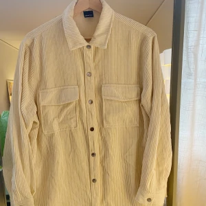 Skjorta - Jättefin skjorta från Gina. Har använd den öppen över ett linne☁️